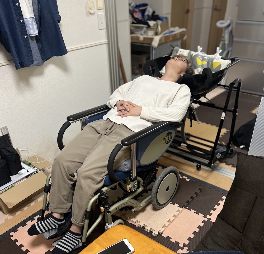 宮崎市　訪問美容　車椅子を使ってのシャンプーを試しています